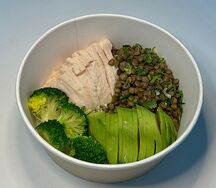 Зелёный боул с курицей су-вид