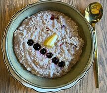 Каша овсяная с ягодами