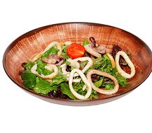 Зеленый салат с морепродуктами и креветками