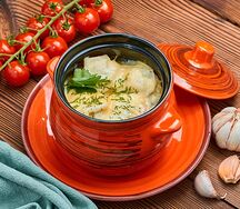 Запеченный горшочек под сыром в сливочном соусе