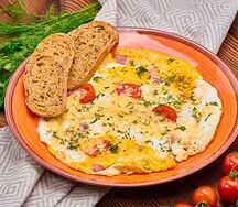 Яичница с беконом и томатом