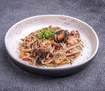 Удон пшеничная лапша с морепродуктами и овощами