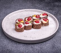 Сладкий ролл с фруктами