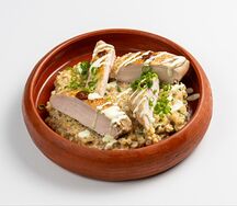 Куриная грудка с ореховым булгуром и соусом из мацони