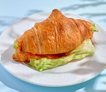 Круассан с лососем