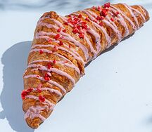 Круассан клубничный
