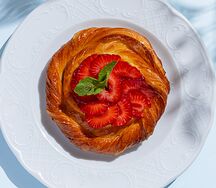Вензель с клубникой