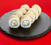 Ролл Калифорния с кунжутом