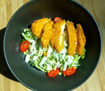 Салат с хрустящей курочкой