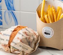 Бекон барбекю с бургером и картофелем фри