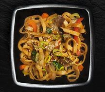 Вок с лапшой, грибами и овощами