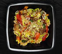 Вок с рисом, грибами и овощами