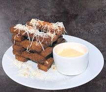 Чесночные гренки с сырным соусом