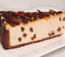 Чизкейк с шоколадом, карамелью и орехами