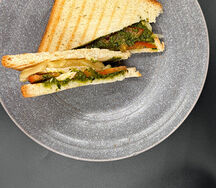 Сэндвич с курицей в соусе песто