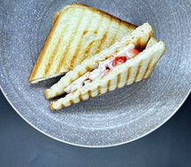 Сэндвич с курицей в соусе блю чиз