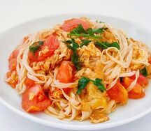 Жареная лапша с помидором и яйцом