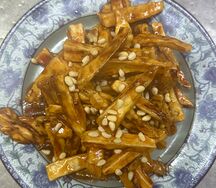 Баклажаны с кедровыми орешками в кисло-сладком соусе