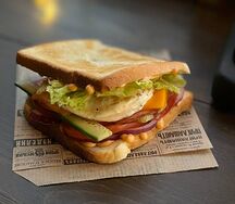 Сэндвич с ветчиной из индейки и яйцом