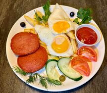 Яичница с колбасой и фри