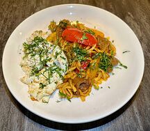 Лагман жареный с омлетом