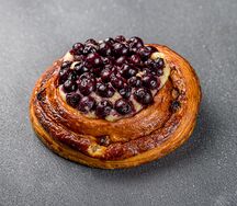 Улитка с черной смородиной и заварным кремом