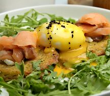 Драники с лососем, яйцом пашот и соусом голландез 