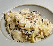 Паста с курицей и грибами 