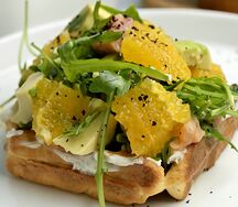 Венская вафля с лососем и авокадо