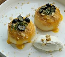 Сырники с пюре манго и голубикой