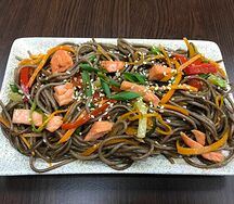 Гречневая лапша соба с лососем