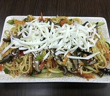 Яичная лапша с грибами шиитаке и моцареллой