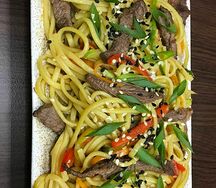 Яичная лапша с овощами и говядиной