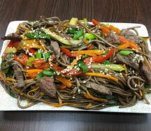 Гречневая лапша соба с говядиной и овощами