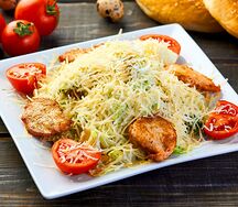 Салат цезарь с курицей