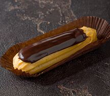 Эклер с шоколадной глазурью