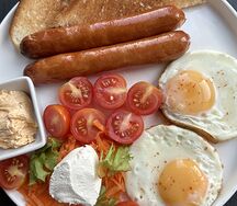 Английский завтрак с сосисками гриль