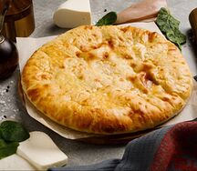 Осетинский пирог с курицей, сыром и шпинатом