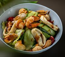 Салат с морепродуктами и медово-лаймовой заправкой