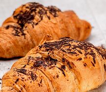 Круассан с начинкой из черной смородины