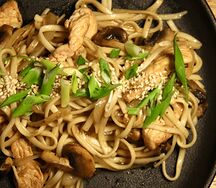 Удон с овощами, курицей и грибами