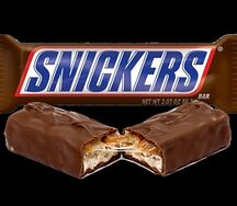 Шоколадный батончик Snickers 