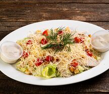 Салат Цезарь с курицей