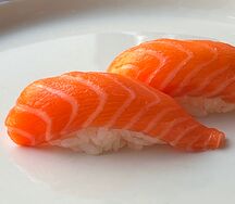 Суши с лососем