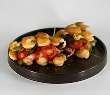 Вафля с куриной грудкой и брусничным соусом