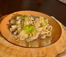 Паста с курицей и грибами в сливочном соусе