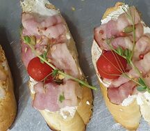 Брускетта с копченым беконом