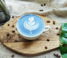 Голубая матча латте