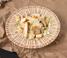 Салат Цезарь с куриной грудкой