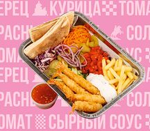 Шаверма на тарелке с креветками 